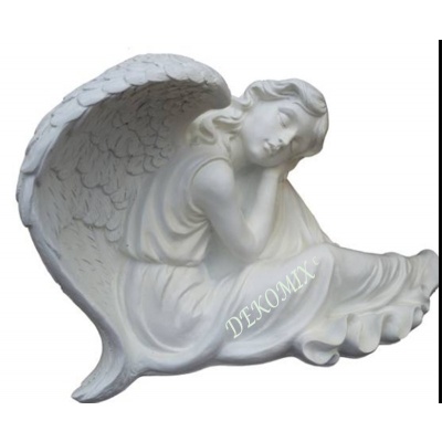 Engelchen mit Flügel sitzt schlafend