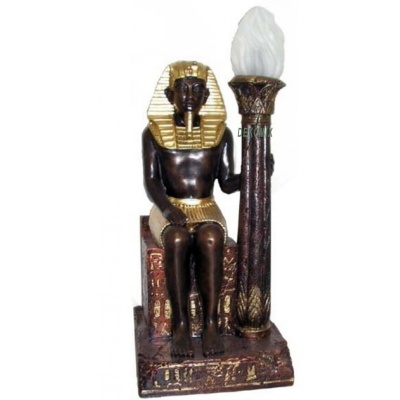Tutanchamun auf dem Thron mit Lampe