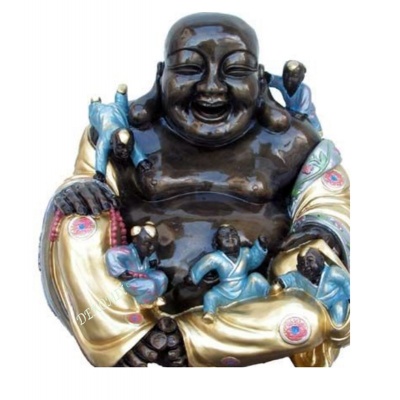 Glücklicher Buddha sitzend mit spielenden Kindern