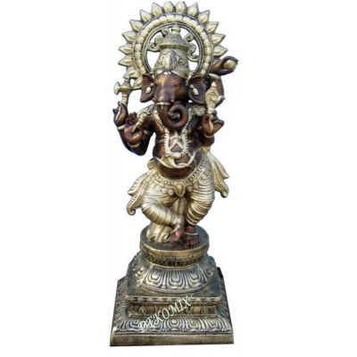 Ganesha stehend auf dem Podest groß
