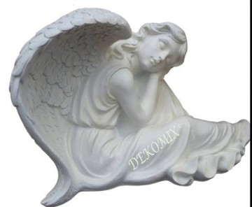 Engelchen mit Flügel sitzt schlafend