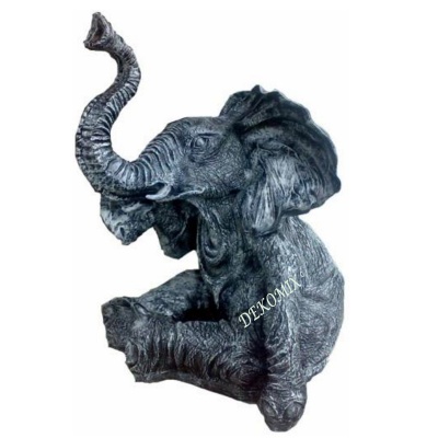 Elefant sitzend Rüssel nach oben