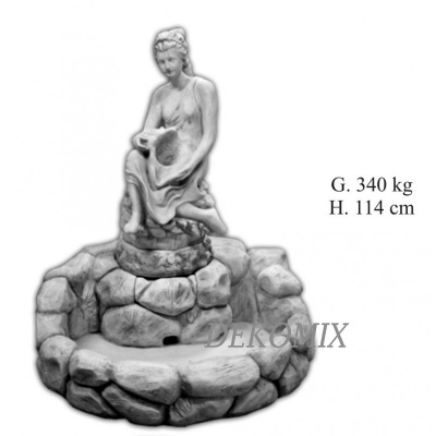 Steinbrunnen Frau sitzend 