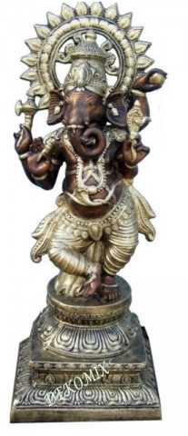 Ganesha stehend auf dem Podest groß