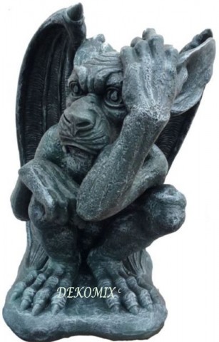 Gargoyle in der Hocke sitzend linke Hand am Ohr