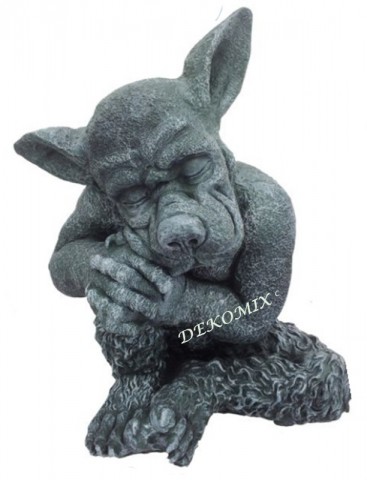 Gargoyle sitzend angelehnt auf dem Knie